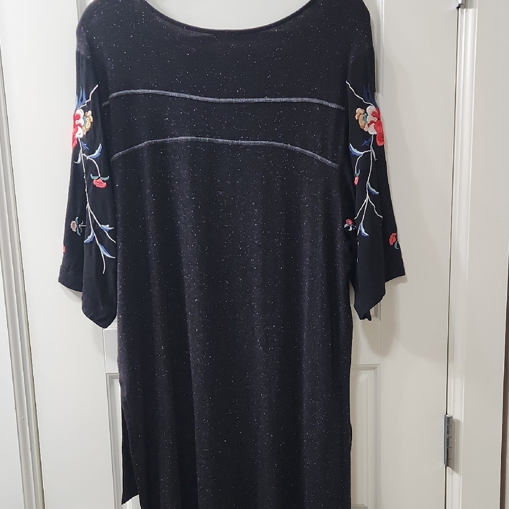 Free People Hi-Lo T-Shirt with Embroidered Flowers on Sleeves -Black Medium - Picture 4 of 7